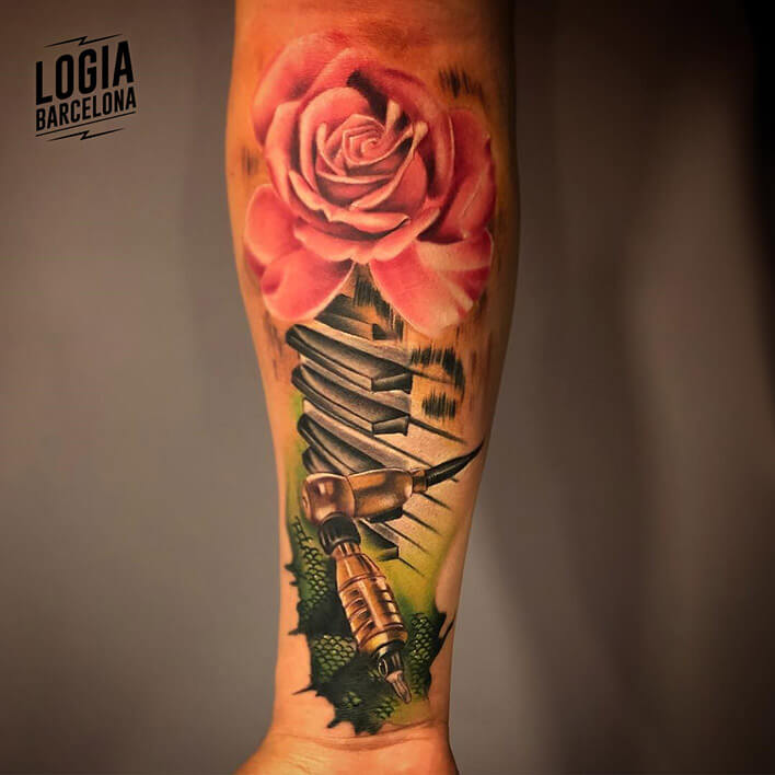 Tatuaje brazo rosa piano logia barcelona Curro Lopez