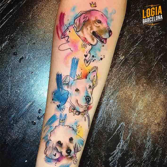 tatuaje brazo caras de perros watercolor damsceno