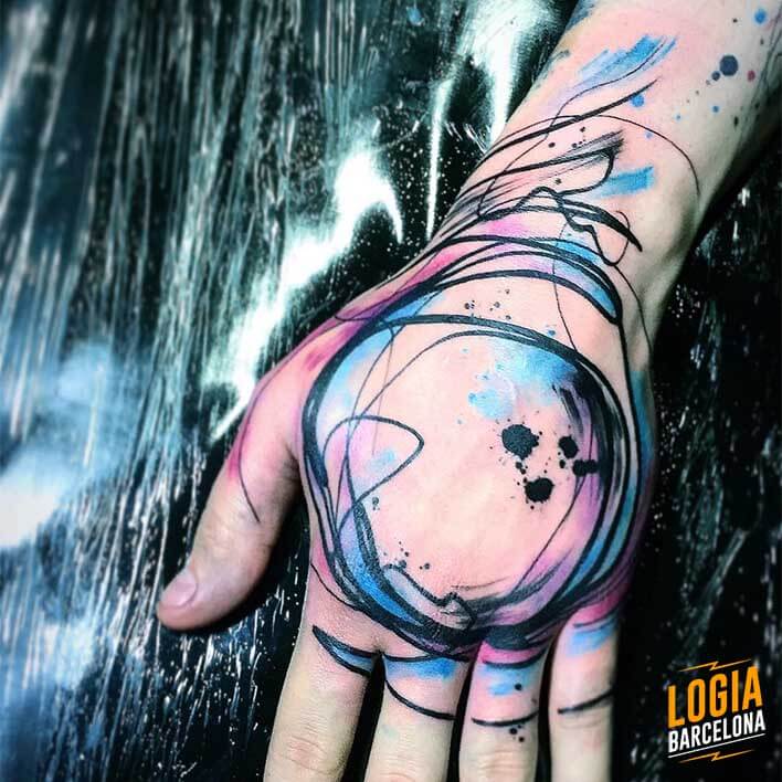 tatuaje mano trazos garabato pinceladas color logia barcelona damsceno