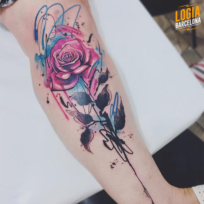 tatuaje pierna rosa color logia barcelona damsceno