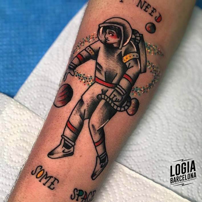 tatuaje astronauta antebrazo julio herrero