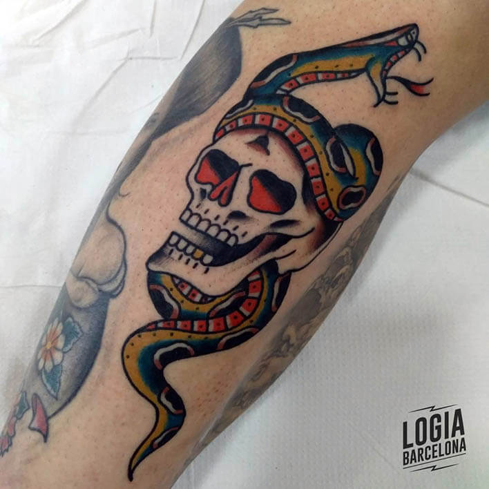 tatuaje brazo calavera serpiente logia barcelona julio herrero