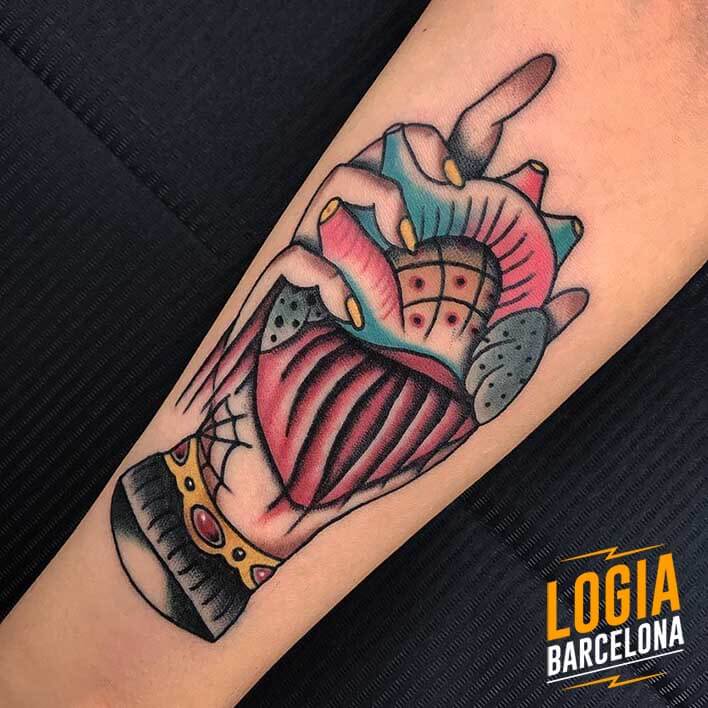 tatuaje brazo corazon mano logia barcelona fran ruina