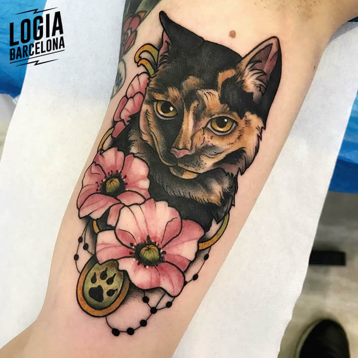 tatuaje brazo gato flores logia tattoo stefano giorgi