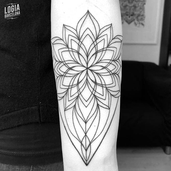 tatuaje brazo lineas flor ferran torre logia barcelona