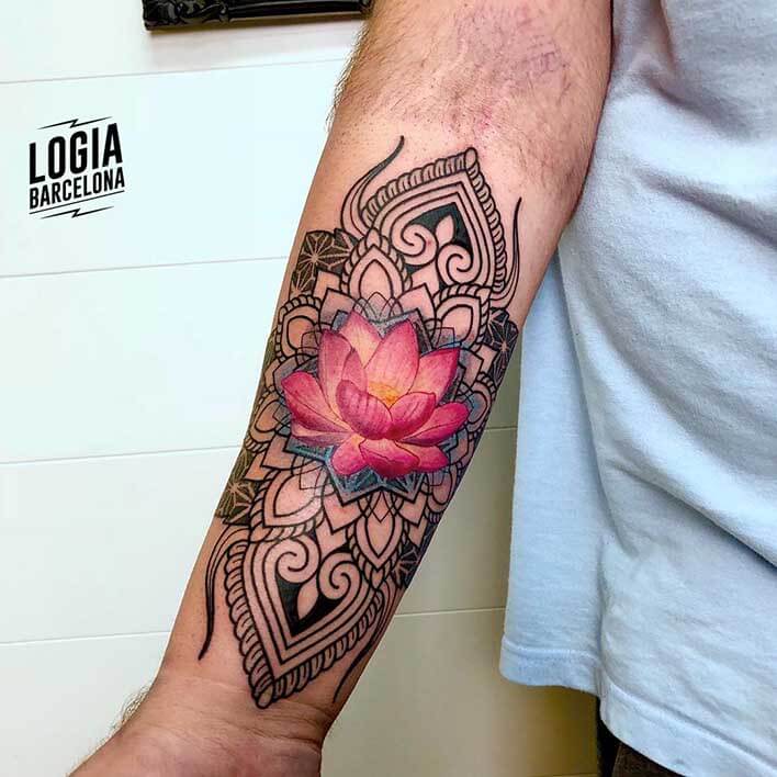 tatuaje brazo loto mandala ferran torre logia barcelona