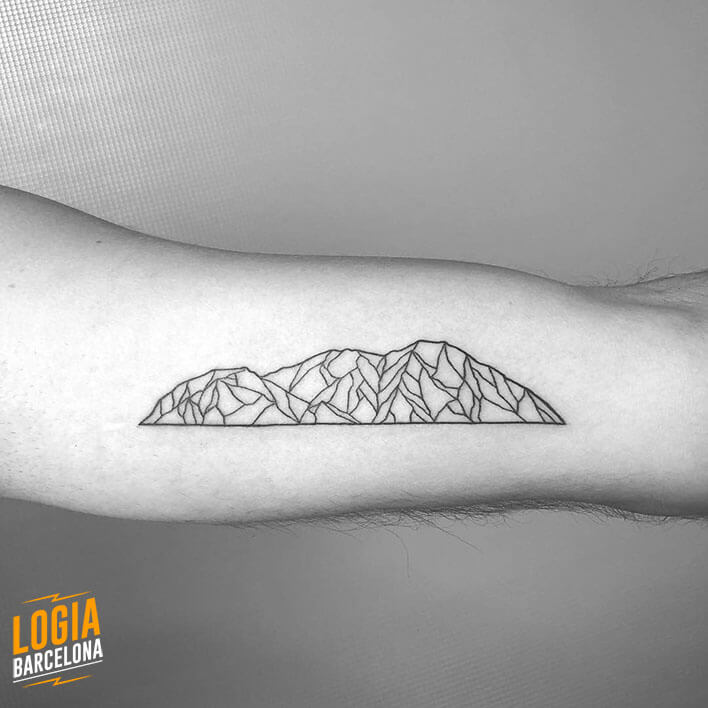 tatuaje brazo montañas geometricas logia barcelona ferran torre