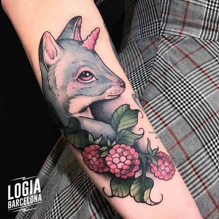 tatuaje antebrazo zorro cuerno flores stefano giorgi