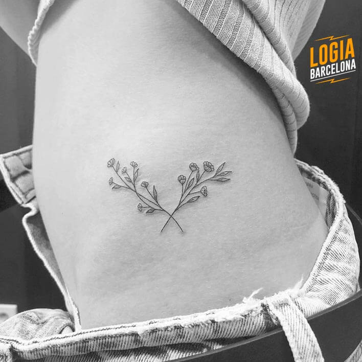 tatuaje cadera pequeño flores logia barcelona ferran torre