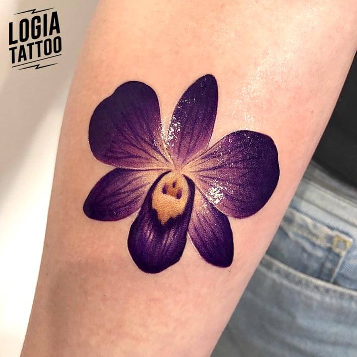 tatuaje flor hawaiana logia barcelona daria stahp