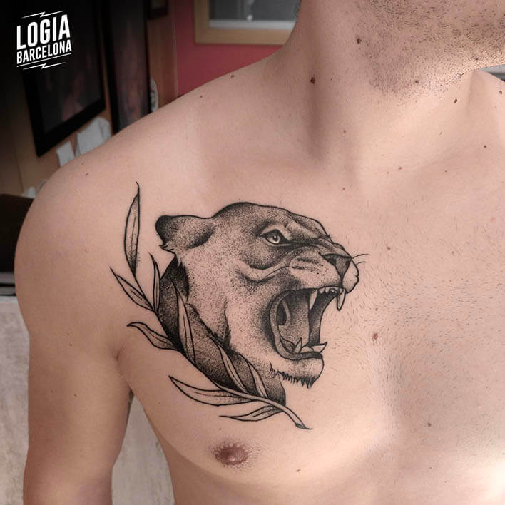 tatuaje leona pecho logia barcelona julio herrero