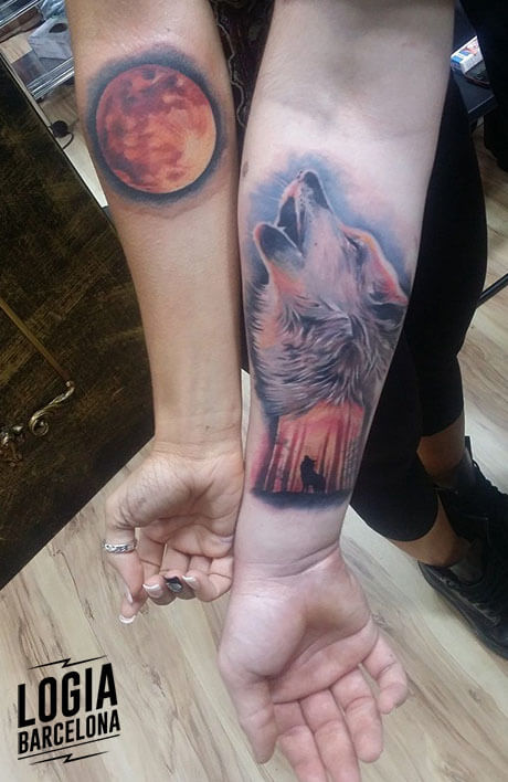 Tatuaje para parejas complementario Lobo aullando a la Luna Realista Logia Barcelona