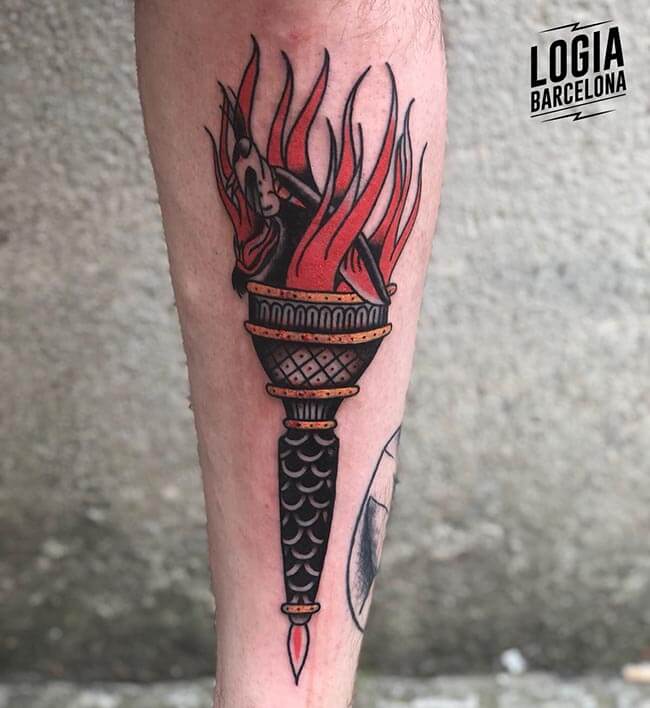 tatuaje fuego pierna antorcha logia barcelona julio herrero