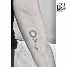 tatuaje antebrazo flor moskid logia barcelona
