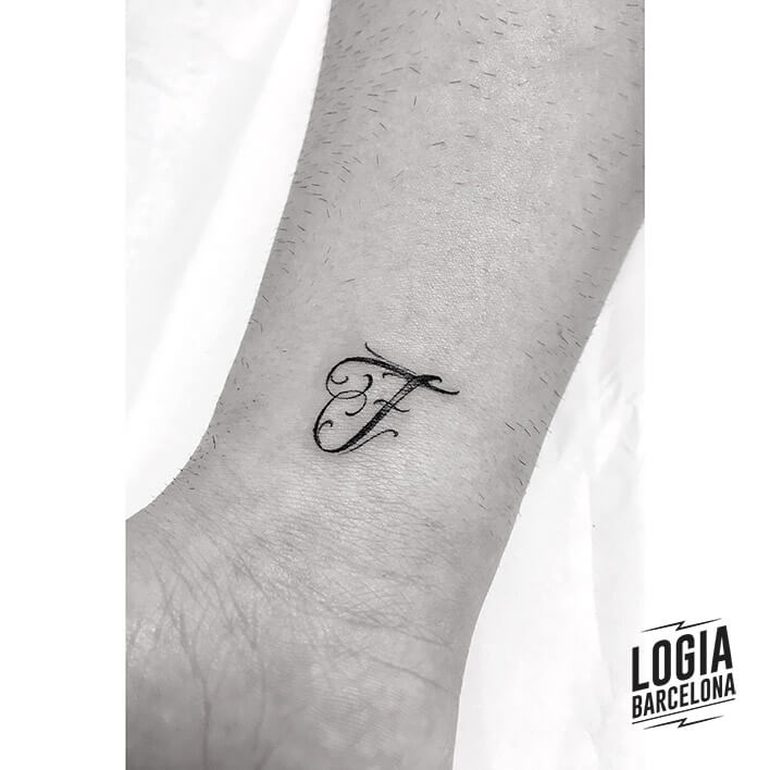 tatuaje antebrazo inicial lettering moskid logia barcelona
