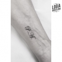 tatuaje antebrazo iniciales lettering moskid logia barcelona