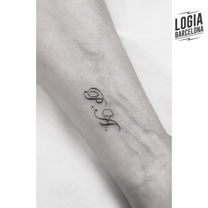 tatuaje antebrazo iniciales lettering moskid logia barcelona