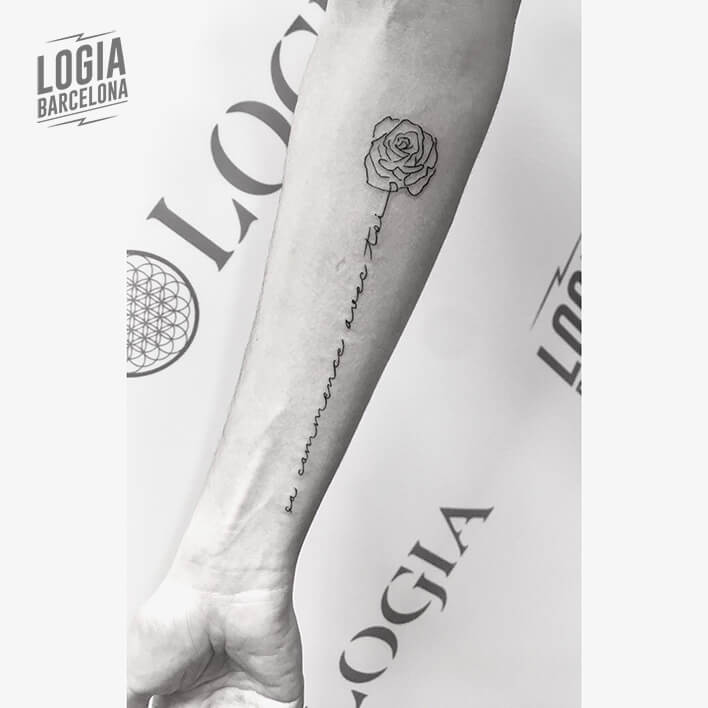 tatuaje antebrazo rosa lettering moskid logia barcelona