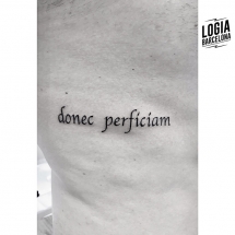 tatuaje dorsal lettering moskid logia barcelona