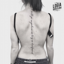 tatuaje espalda lettering moskid logia barcelona