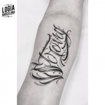 tatuaje lettering antebrazo moskid logia barcelona
