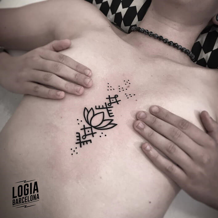 tatuaje pecho loto minimal logia barcelona Beve