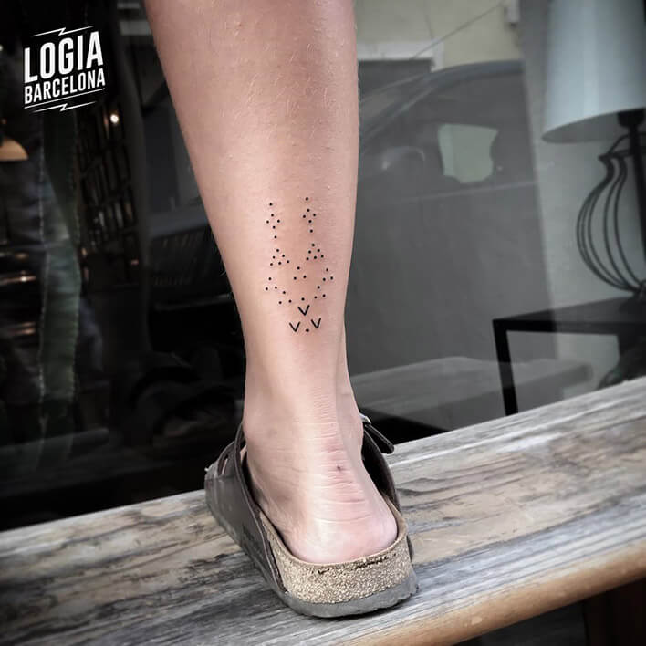 tatuaje pierna minimal logia barcelona Beve