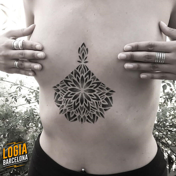 tatuaje underboobs geometrico logia barcelona Beve