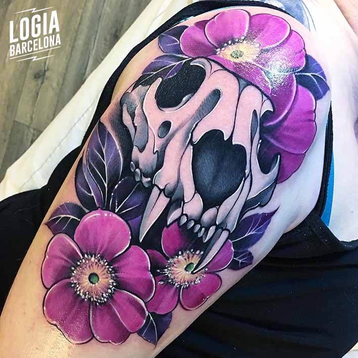 tatuaje de flores y calavera en brazo Logia Barcelona tatuadora Nastia