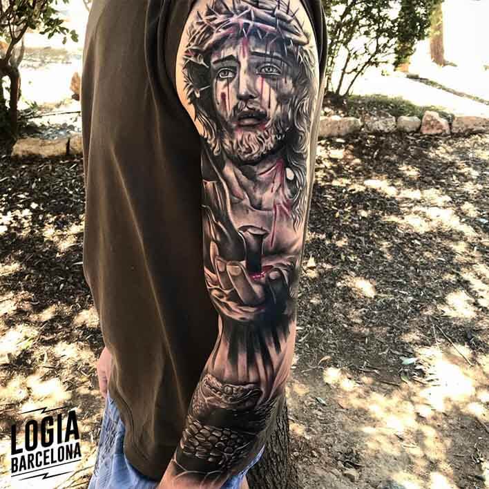 tatuaje jesucristo tatuador Spiros Befanis en Logia Barcelona