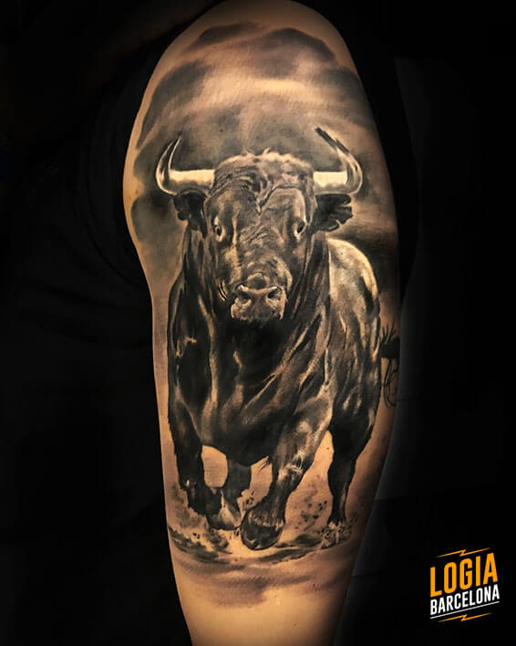 tatuaje_brazo_toro_logia_barcelona_angel_de_mayo
