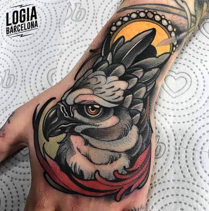 tatuaje de aguila en la mano tatuador Felipe Videira Logia Barcelona