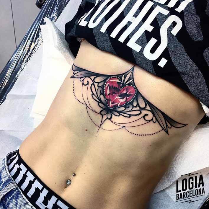 Tatuaje elegante para mujer tatuaje diamante corazon underboob Nastia Logia Barcelona