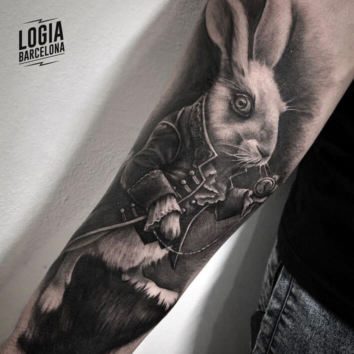 Tatuaje realista conejo Alicia - Logia Barcelona Javier Jas