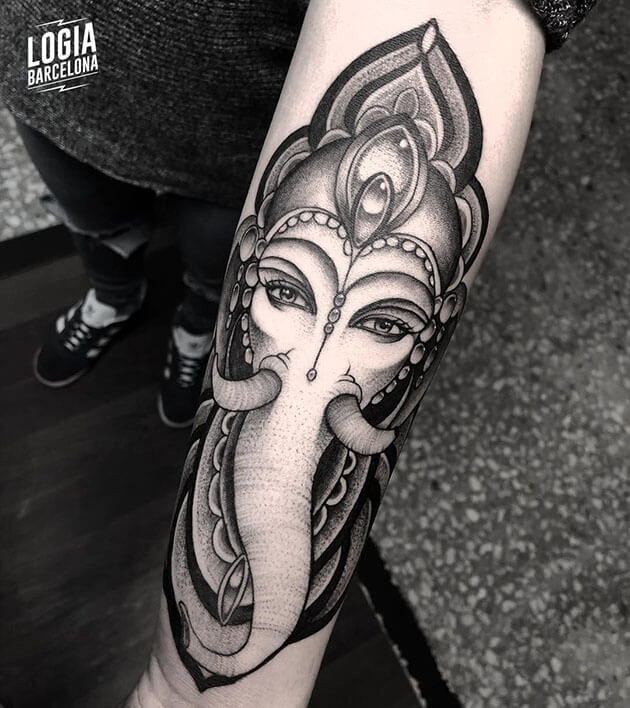 tatuaje en el brazo Ganesha Logia Barcelona tatuador Jas
