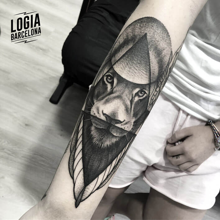 tatuaje de leon y triangulos Logia Barcelona tatuador Jas