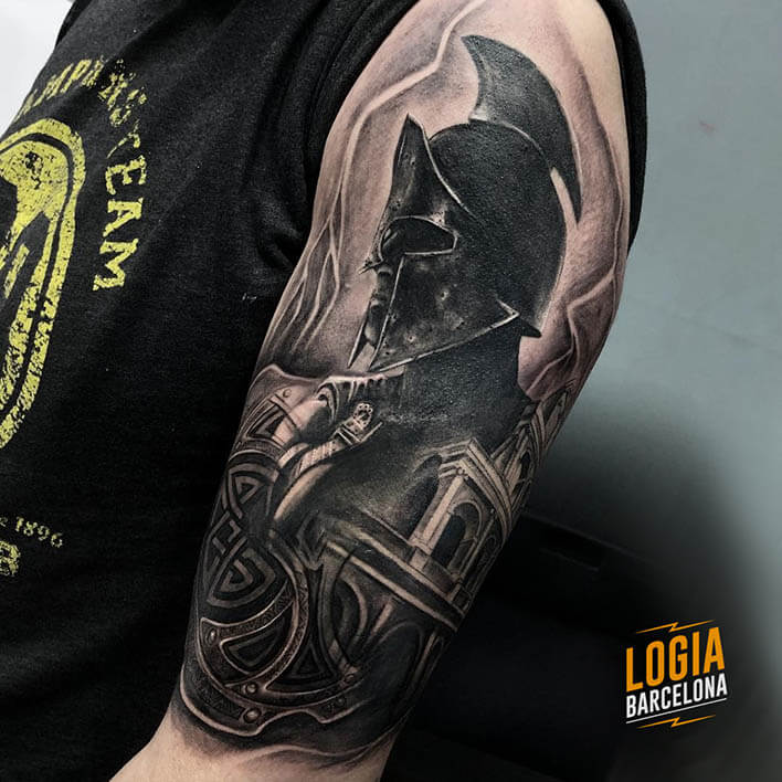 tatuaje de espartano en el brazo tatuador Jas Logia Barcelona