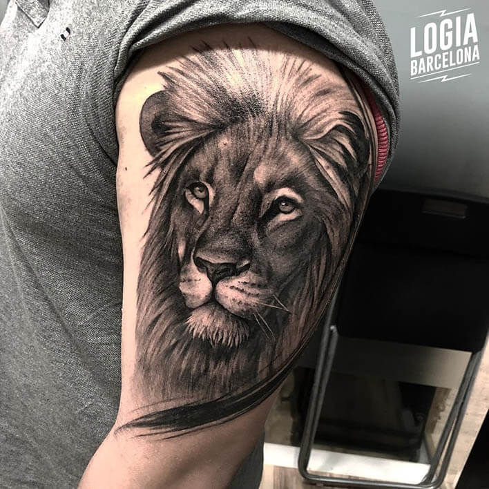 tatuaje de leon en el hombro Logia Barcelona tatuador Jas