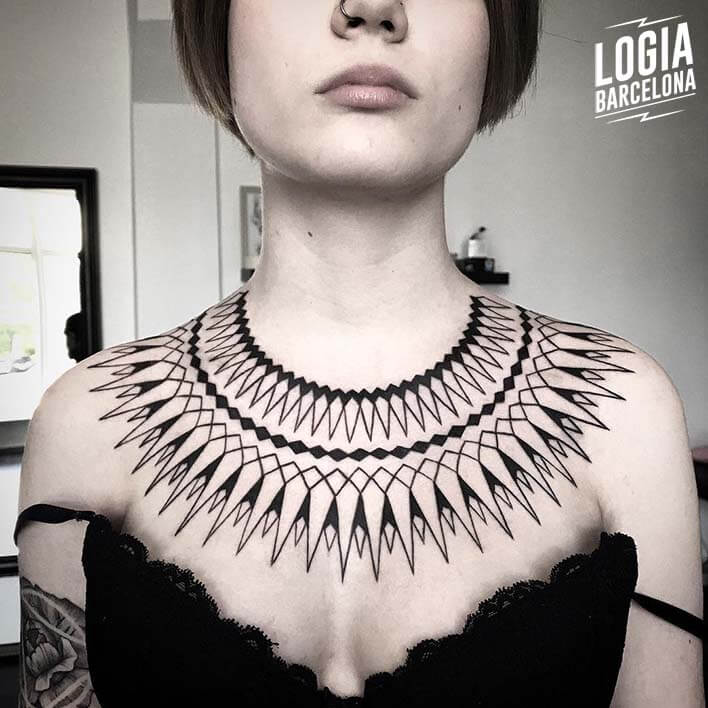 tatuaje collar geometrico cuello Logia Barcelona tatuadora Mace Cosmos