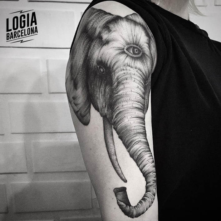 tatuaje de elefante en el brazo Logia Barcelona tatuador Mace Cosmos