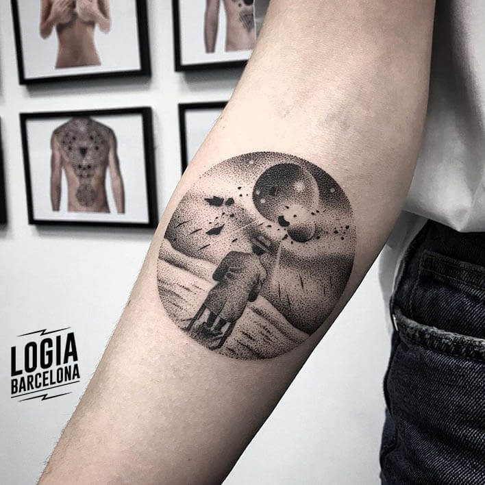 tatuaje_hombre_sentado_luna_planetas_antebrazo_logia_barcelona_mace_cosmos