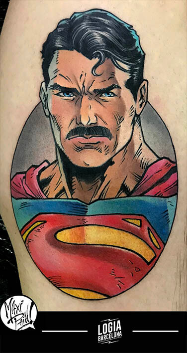 tatuatge superman amb bigoti cama maxi paint logia barcelona