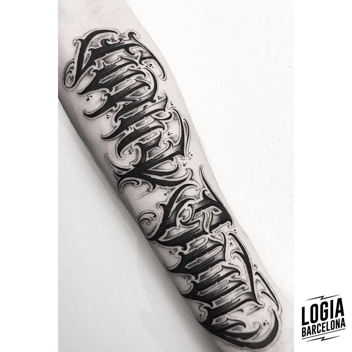 tattoo lettering en el brazo Logia Barcelona