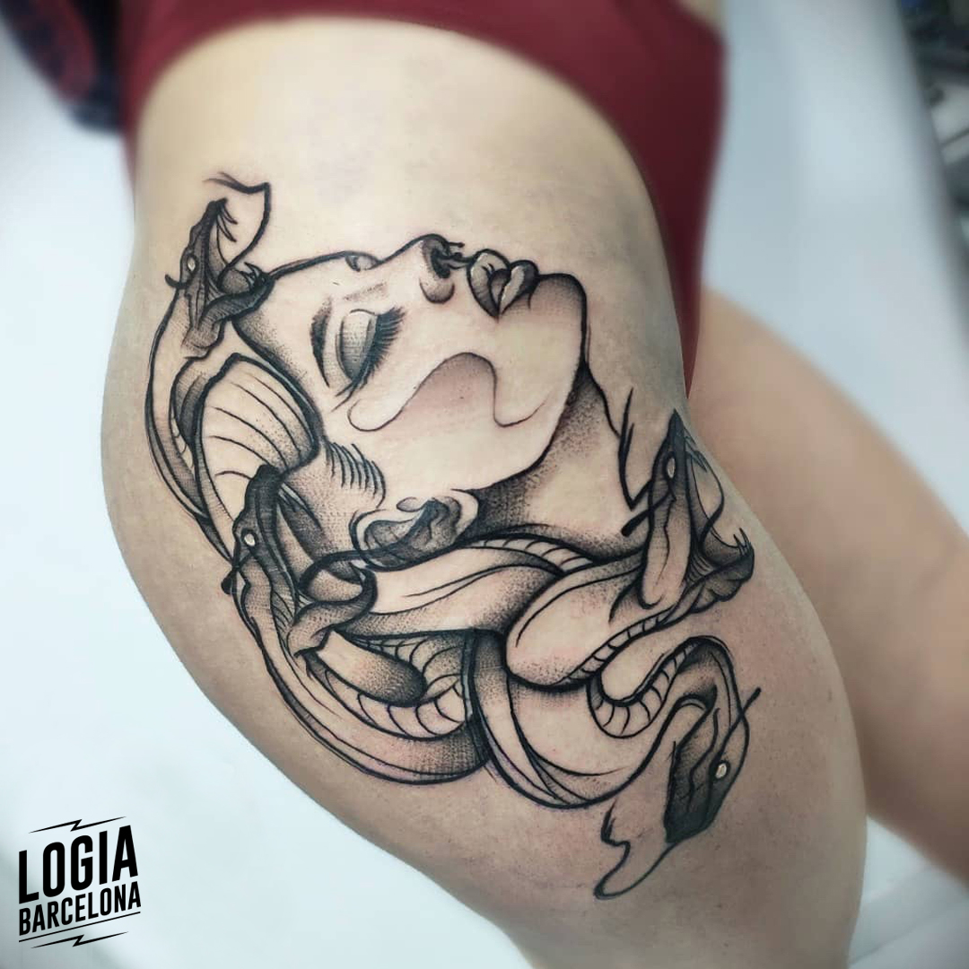 tatuaje_muslo_cabeza_medusa_logia_barcelona_yeik