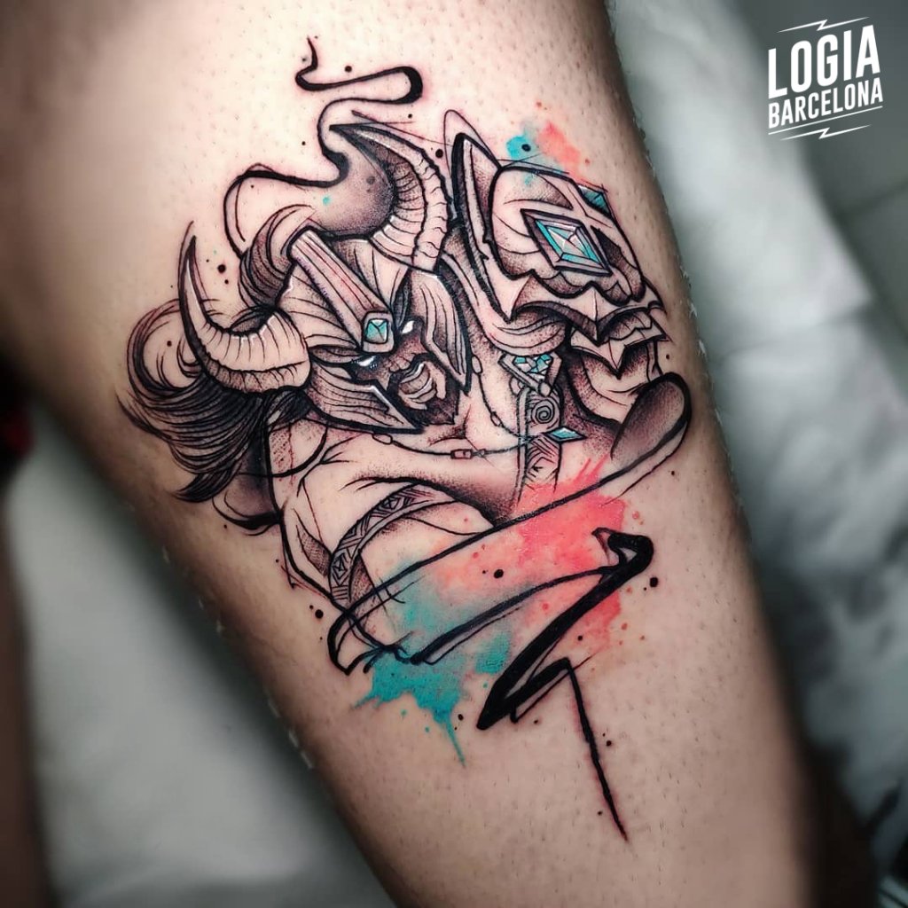 tatuaje_muslo_guerrero_casco_manga_logia_barcelona_yeik