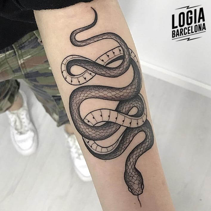 mejores tatuadores barcelona - tatuaje serpiente - Logia Tattoo Parne Luck