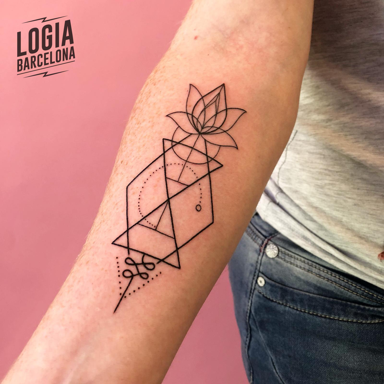 Flor de lis tatuaje mandala brazo Ferran Torre Logia Barcelona