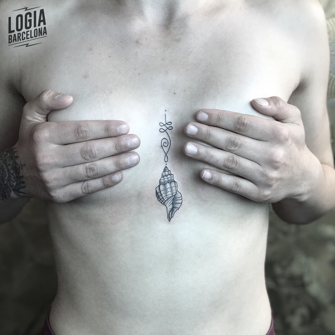 tatuaje femenino pequeno caracola Laia Desole Logia Barcelona