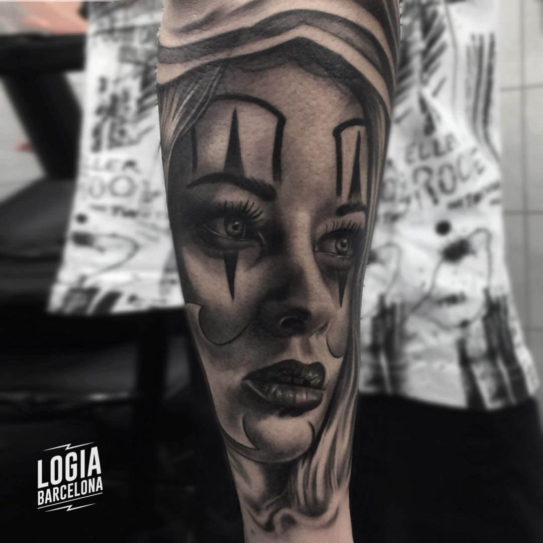 Tatuaje chicano mujer payaso Alessandro Modesti Logia Barcelona
