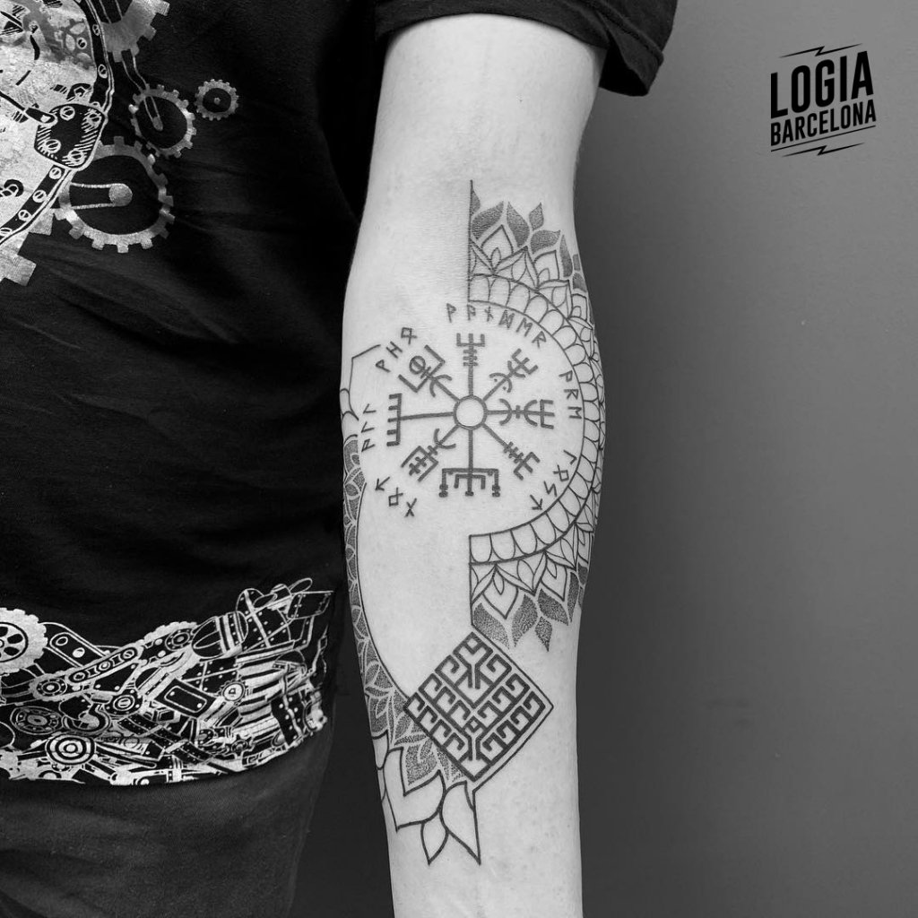 Tatuaje runas vikingas Vegvisir tattoo - Logia Barcelona Ferran Torre